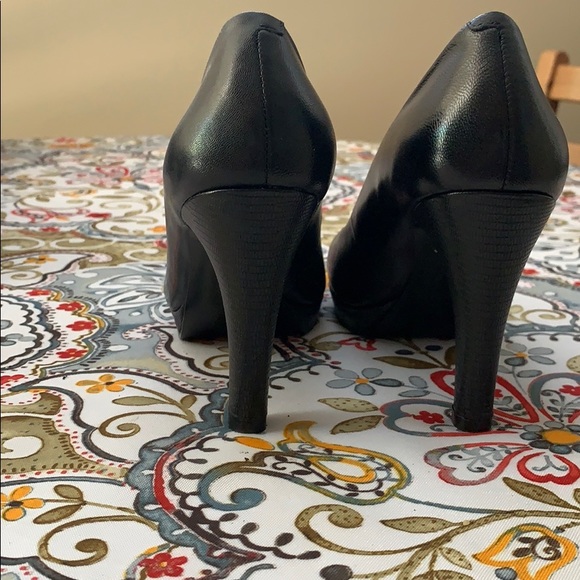 Size 6 Bandolino black platform pumps. - Picture 4 of 4